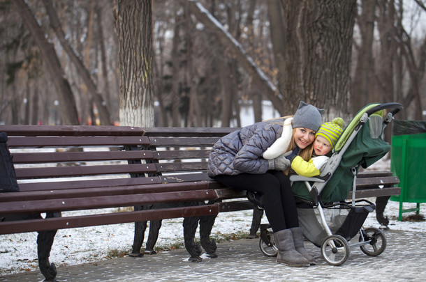 母亲带着两岁的儿子在冬季公园