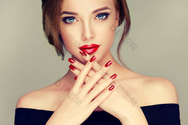 美丽的女人，与红色的指甲和嘴唇