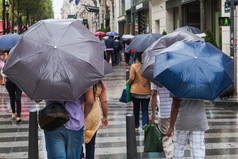城市马路下雨天雨遮阳伞的人