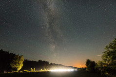 美丽的银河系，夜晚的天空上的树的剪影