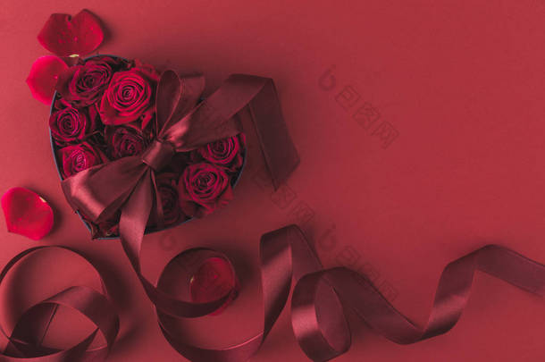 顶部的玫瑰在心形礼品盒与丝带和花瓣隔离在红色, st 情人节假期概念