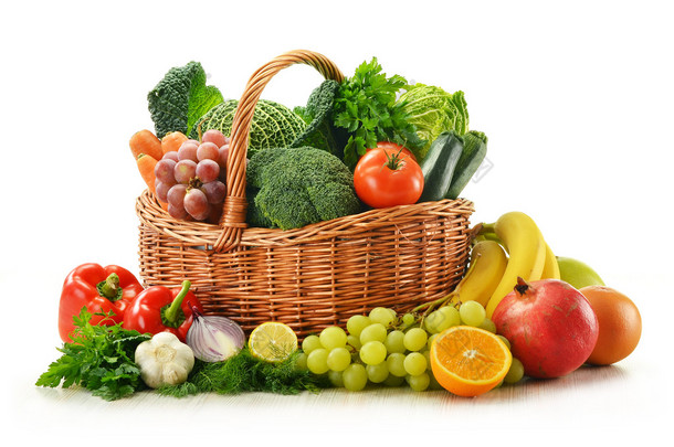 柳条筐中的蔬菜和水果成分被分离出来