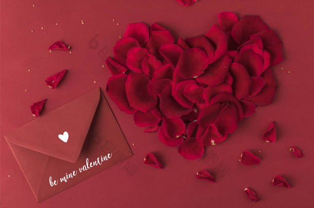 <strong>红玫瑰</strong>花瓣和信封的心的顶部视图红色, st 情人节概念