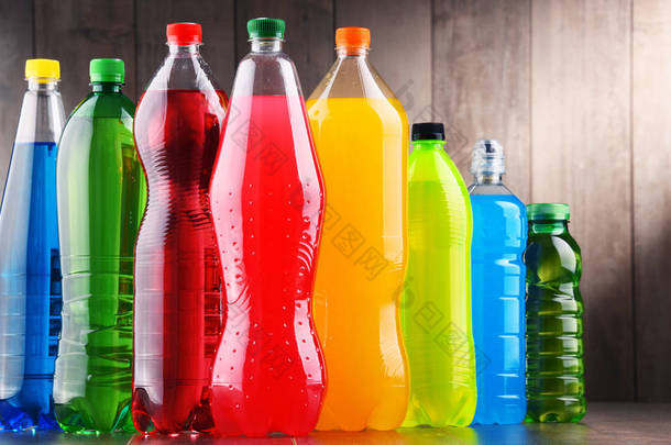 各种颜色的各种碳酸<strong>饮料</strong>的塑料瓶