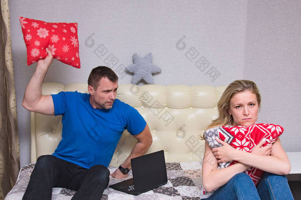 家庭关系。丈夫和妻子的肖像: 家庭争吵, 问题, 家庭困难, 家庭关系在房间里。他们坐在相机前, 看上去不开心。
