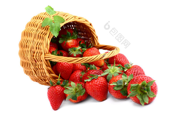 <strong>美味</strong>草莓在篮子上白色隔离