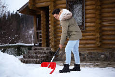 冬天，人们在室外用铲子清扫积雪