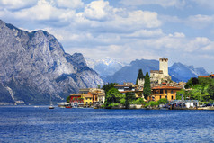 美丽 lago di garda，位于意大利北部。查看与在仲裁法 》 中的城堡