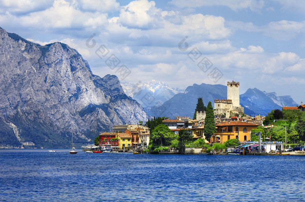 美丽 lago di garda，位于意大利北部。查看与在仲裁法 》 中的城堡