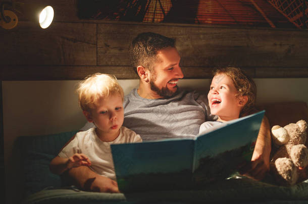 晚上家庭读书。父亲读孩子。前一本书