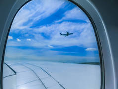 从飞机上看到蓝天和白云。在飞机上飞行.