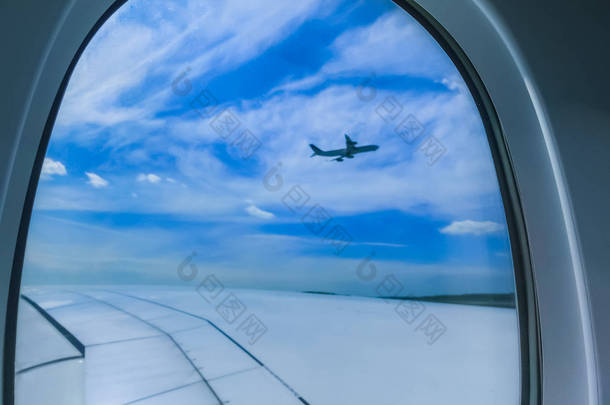 从飞<strong>机上</strong>看到蓝天和白云。在飞<strong>机上</strong>飞行.