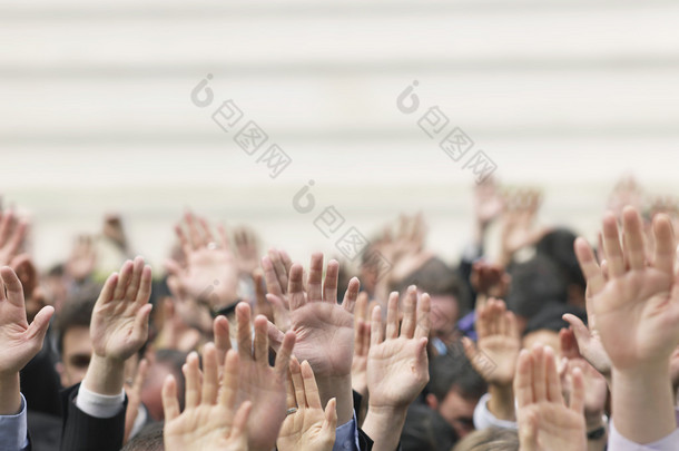 举手的人群