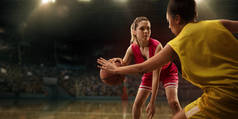 女篮球运动员为球而战。篮球运动员在大型专业竞技场上比赛