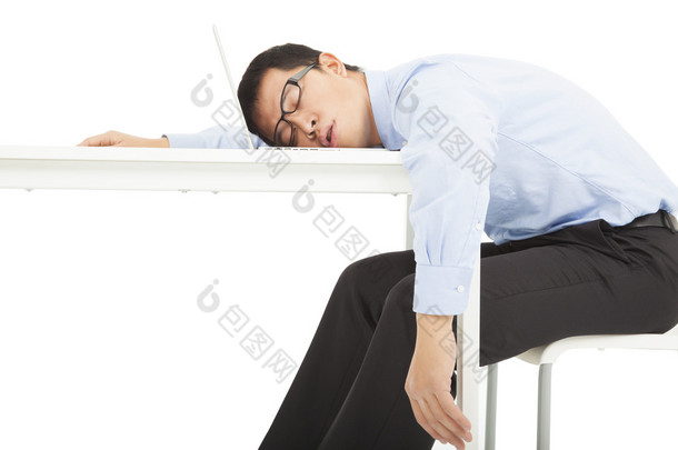 疲劳过度劳累的商人睡在桌子上
