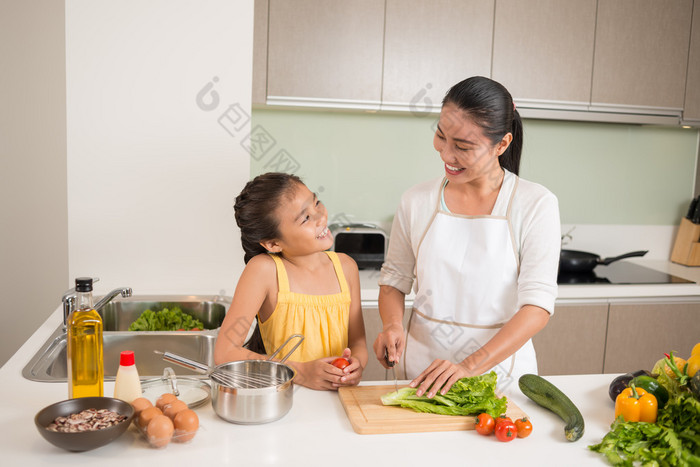 妈妈和女儿一起做饭 厨房做饭