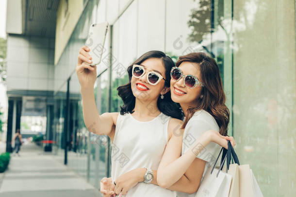 两个女孩采取自拍照
