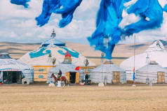 20140924_Inner 的莫戈利亚, 中国一个莫戈利亚当地骑着马在蒙古的一群蒙古包面前, 在蓝天的草原上