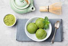 绿茶火柴冰淇淋勺在灰色的石头背景的白色碗。复制空间 顶部视图