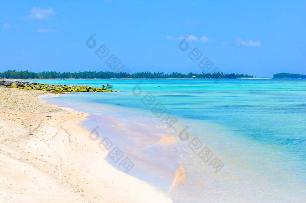 在太平洋岛屿海和海洋的<strong>图瓦卢</strong>岛天堂海滩蓝色泻湖