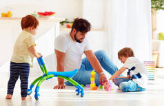婴幼儿婴儿与步行去购物车时父亲和孩子在一起玩游戏