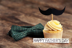 快乐的父亲一天特别蛋糕和木制的桌子上的蝴蝶结领结