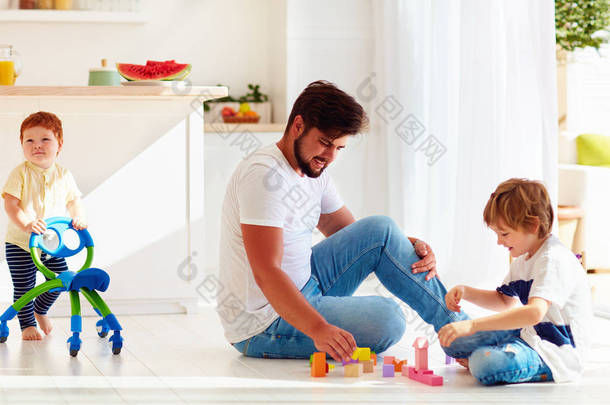 <strong>婴幼儿</strong>婴儿与步行去购物车时父亲和孩子在一起玩游戏