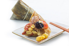 亚洲中国水稻饺子或白色背景上的粽子