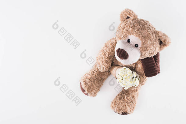白色花朵花束的泰迪熊的顶部视图