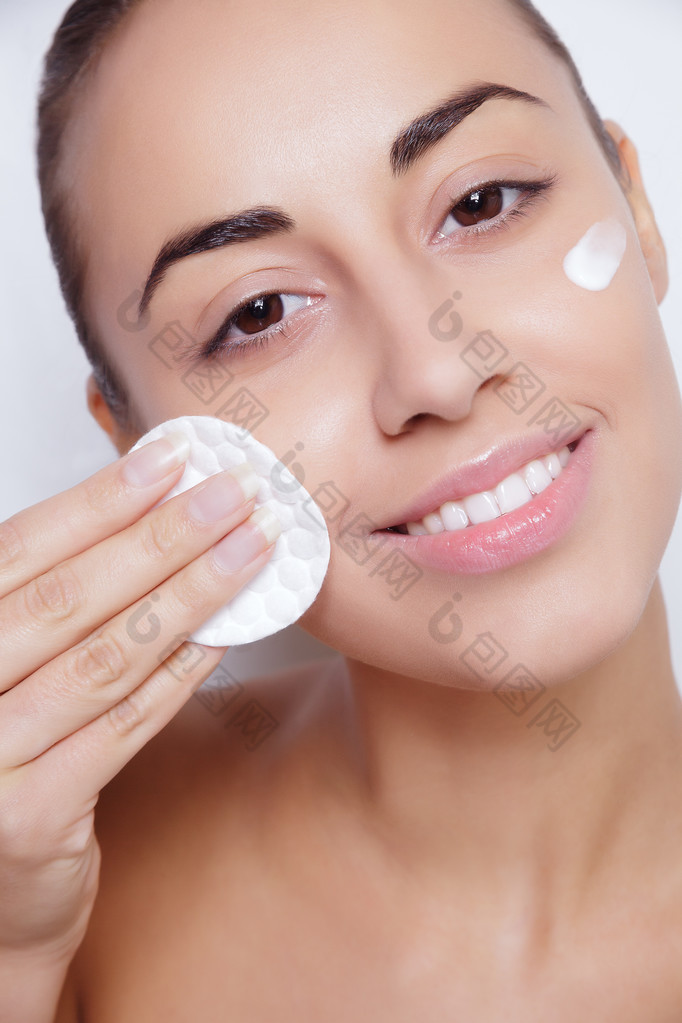 年轻女人喜欢面部皮肤