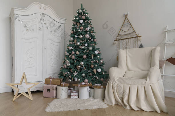 圣诞假期装饰房间-圣诞树下的礼物、白色衣橱和有盖的扶手椅