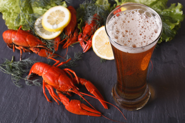 与小龙虾<strong>特写</strong>在桌上的啤酒。水平的顶视图