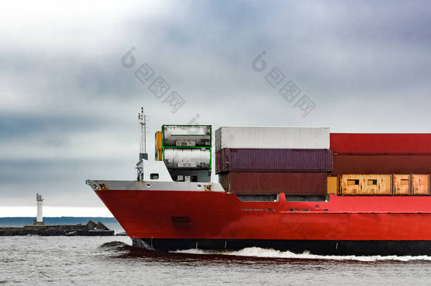红色的货物集装箱船艏