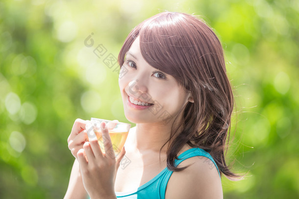 年轻女人喝绿茶