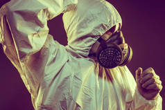 安全病毒感染概念。男人穿着防护服, 戴着眼镜 antigas 面具。埃博拉, 有毒气体, 生物战, 感染和疾病