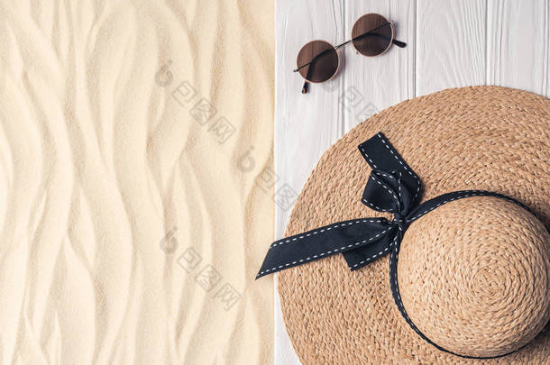 轻型沙滩上的草帽和太阳镜