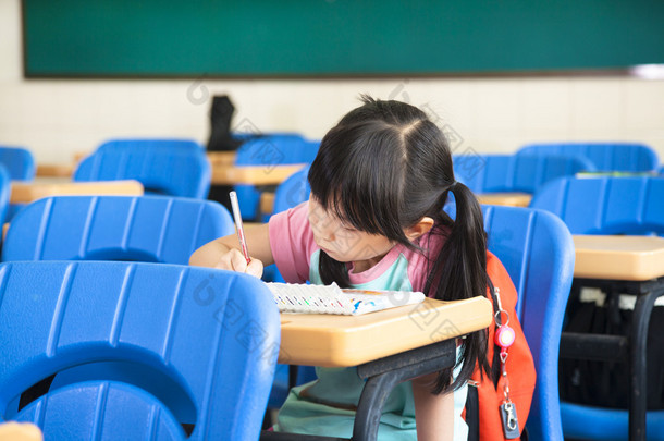 学校女孩<strong>的</strong>研究独自在教室里