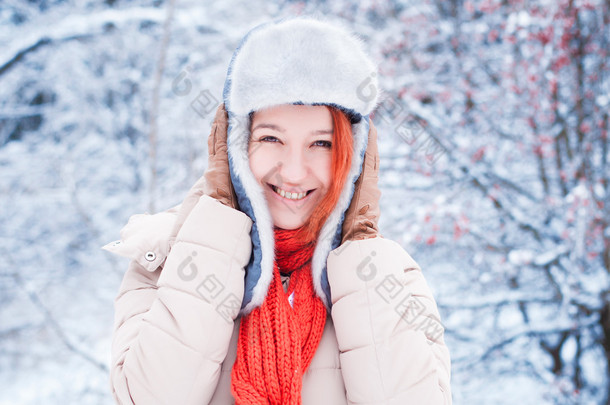 冬天的年轻漂亮的女孩，红<strong>头发</strong>的画像
