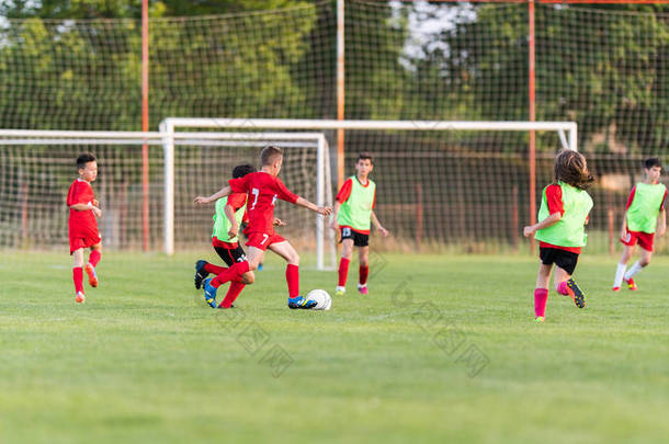 孩子足球-足球场儿童球员比赛 