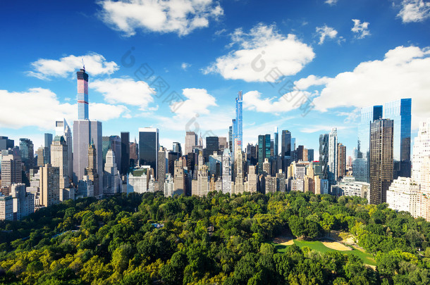 纽约城-中央公园视图到曼哈顿公园在<strong>阳光灿烂的</strong>日子-惊人鸟类查看