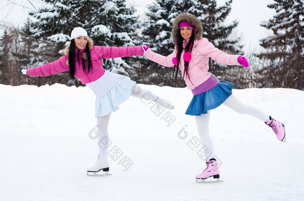 两个女孩滑冰