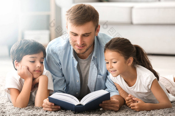 小男孩和他的孩子们在家看书