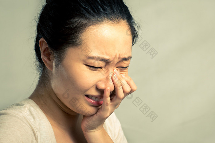 女人哭的肖像图片-包图网企业站
