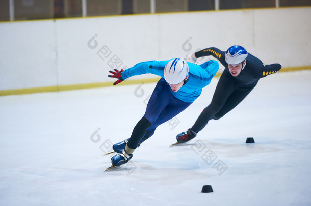 年轻运动员速度<strong>滑冰</strong>