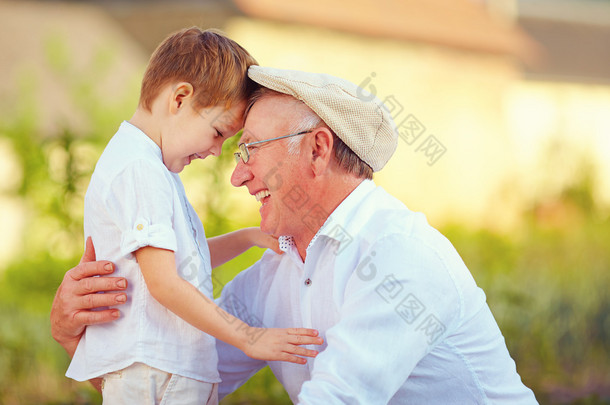 快乐的祖父和孙子画像低头