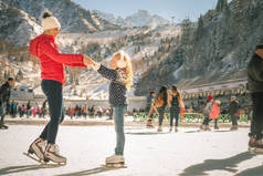 快乐家庭户外滑冰在溜冰场。冬天的室外活动