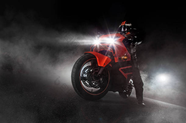 超级摩托车司机夜间与<strong>烟雾</strong>周围