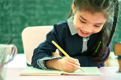 亚洲小学生在课堂上学习作业.