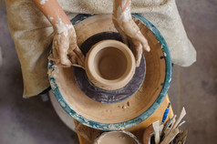 陶工的手，在圆周上制造一个陶罐