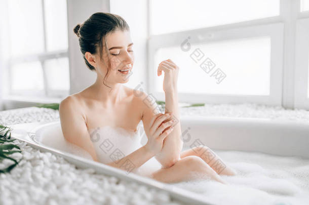 沐浴的年轻妇女与泡沫摩擦身体, 豪华浴室内饰 